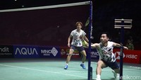 Pada gim kedua, perolehan angka Dejan/Gloria sempat terpaku di poin enam. Sementara Dechapol/Sapsiree meraih lima angka beruntun untuk unggul 12-6.
