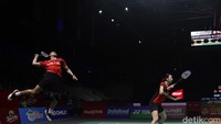 Dejan/Gloria perlahan mengejar dan memangkas jarak menjadi 12-14. Namun, Dechapol/Sapsiree tetap bisa mempertahankan jarak dengan Dejan/Gloria.