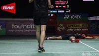 Beberapa kali pertahanan Gloria tembus oleh smes pasangan Thailand. Dejan/Gloria akhirnya kalah 17-21 di gim kedua setelah Gloria gagal mengembalikan pukulan Dechapol.