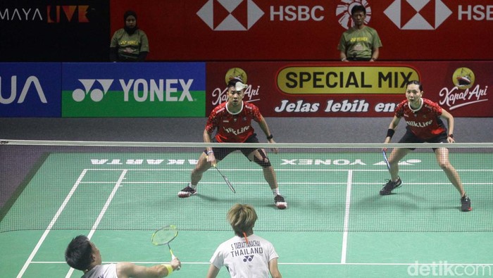 Dejan Ferdinansyah/Gloria Emanuelle Widjaja terhenti di perempatfinal Indonesia Open 2024. Mereka dikalahkan wakil Thailand dua gim langsung.