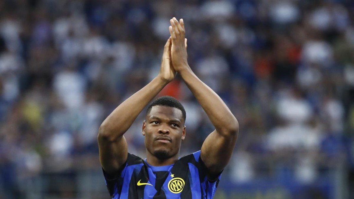 Denzel Dumfries masuk radar Manchester United. (Foto: REUTERS/Alessandro Garofalo)