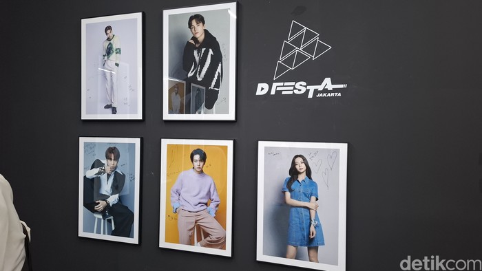 Pameran K-Pop terbesar di Indonesia, D'FESTA, digelar di Mal Taman Anggrek, Jakarta Barat. Pameran ini berlangsung 7 Juni - 21 Juli 2024. Tiket masuknya dibanderol Rp319.000 (weekday) dan Rp339.000 (weekend).