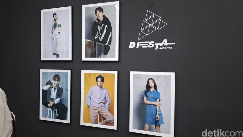 Pameran K-Pop terbesar di Indonesia, D'FESTA, digelar di Mal Taman Anggrek, Jakarta Barat. Pameran ini berlangsung 7 Juni - 21 Juli 2024. Tiket masuknya dibanderol Rp319.000 (weekday) dan Rp339.000 (weekend).