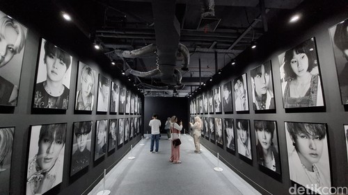 Pameran K-Pop terbesar di Indonesia, D'FESTA, digelar di Mal Taman Anggrek, Jakarta Barat. Pameran ini berlangsung 7 Juni - 21 Juli 2024. Tiket masuknya dibanderol Rp319.000 (weekday) dan Rp339.000 (weekend).