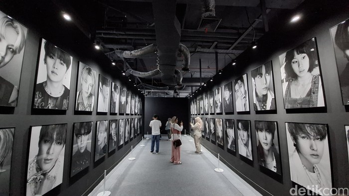 Pameran K-Pop terbesar di Indonesia, DFESTA, digelar di Mal Taman Anggrek, Jakarta Barat. Pameran ini berlangsung 7 Juni - 21 Juli 2024. Tiket masuknya dibanderol Rp319.000 (weekday) dan Rp339.000 (weekend).