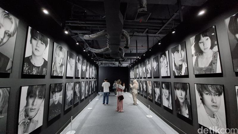 Pameran K-Pop terbesar di Indonesia, D'FESTA, digelar di Mal Taman Anggrek, Jakarta Barat. Pameran ini berlangsung 7 Juni - 21 Juli 2024. Tiket masuknya dibanderol Rp319.000 (weekday) dan Rp339.000 (weekend).