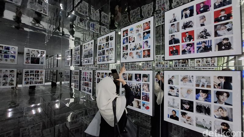 Pameran K-Pop terbesar di Indonesia, D'FESTA, digelar di Mal Taman Anggrek, Jakarta Barat. Pameran ini berlangsung 7 Juni - 21 Juli 2024. Tiket masuknya dibanderol Rp319.000 (weekday) dan Rp339.000 (weekend).