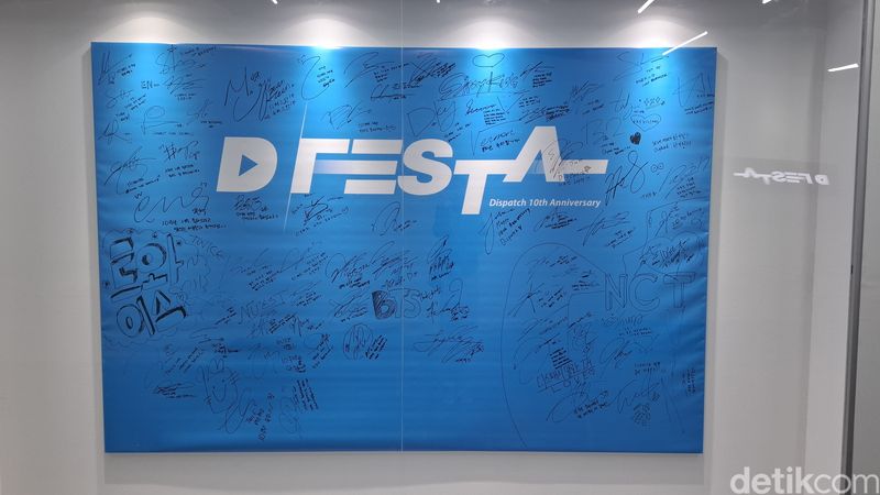 Pameran K-Pop terbesar di Indonesia, D'FESTA, digelar di Mal Taman Anggrek, Jakarta Barat. Pameran ini berlangsung 7 Juni - 21 Juli 2024. Tiket masuknya dibanderol Rp319.000 (weekday) dan Rp339.000 (weekend).