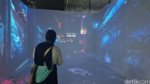 Pameran K-Pop terbesar di Indonesia, D'FESTA, digelar di Mal Taman Anggrek, Jakarta Barat. Pameran ini berlangsung 7 Juni - 21 Juli 2024. Tiket masuknya dibanderol Rp319.000 (weekday) dan Rp339.000 (weekend).