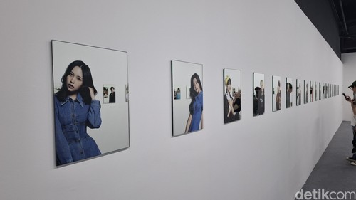 Pameran K-Pop terbesar di Indonesia, D'FESTA, digelar di Mal Taman Anggrek, Jakarta Barat. Pameran ini berlangsung 7 Juni - 21 Juli 2024. Tiket masuknya dibanderol Rp319.000 (weekday) dan Rp339.000 (weekend).