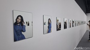 Di kawasan Be Together ada cermin-cermin bergambar ke-69 artis K-Pop dipajang sepanjang dinding. Kamu bisa foto bersama biasmu berapapun banyaknya! (Foto: Retno Raminne Nurhaliza Pitoyo/detikpop)