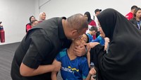 Anggota Komisi VI DPR RI ini tak lupa mengabadikan foto bersama anak dan istrinya di momen tersebut. (dok. Andre Rosiade).