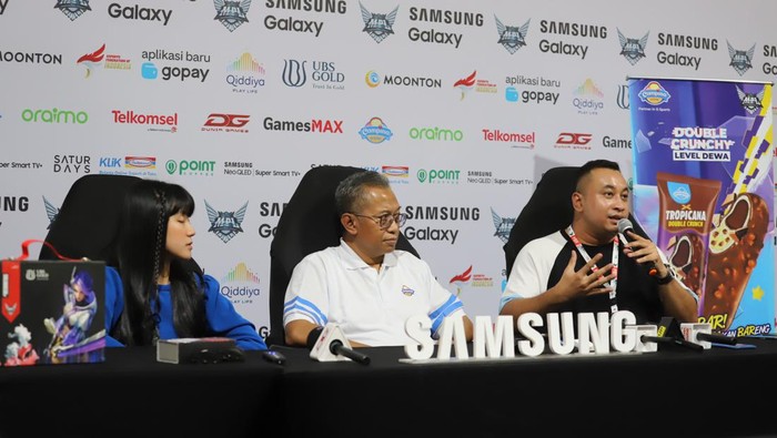 Sales & Marketing Director Campina Adji Andjono (kedua kiri), PR Manager Moonton Indonesia Azwin Nugraha (kedua kanan), Marketing Manager Campina Mustofa Saadji (kanan), dan Influencer Cindy Gulla di sela-sela MPL Indonesia di Jakarta, Kamis (6/6/2024).
