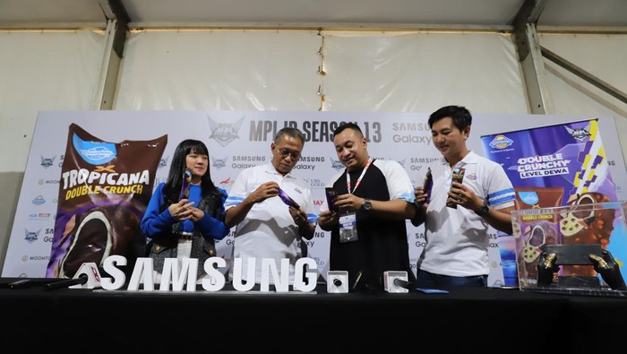 Sales & Marketing Director Campina Adji Andjono (kedua kiri), PR Manager Moonton Indonesia Azwin Nugraha (kedua kanan), Marketing Manager Campina Mustofa Saadji (kanan), dan Influencer Cindy Gulla di sela-sela MPL Indonesia di Jakarta, Kamis (6/6/2024).