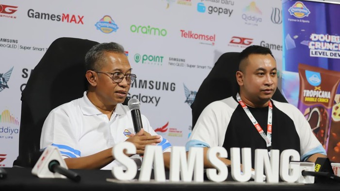 Sales & Marketing Director Campina Adji Andjono (kedua kiri), PR Manager Moonton Indonesia Azwin Nugraha (kedua kanan), Marketing Manager Campina Mustofa Saadji (kanan), dan Influencer Cindy Gulla di sela-sela MPL Indonesia di Jakarta, Kamis (6/6/2024).
