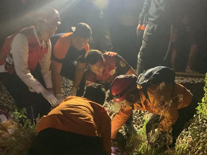 Evakuasi jenazah lansia tewas diduga tertabrak KA di Surabaya