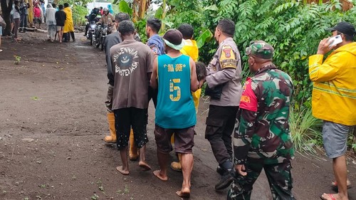 Warga dan polisi membawa korban tewas lantaran longsor di Ende, Nusa Tenggara Timur (NTT), Jumat (7/6/2024).