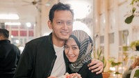 She always has the best concept of surprise birthday party. Terima kasih sayang. I love you, kata Fedi Nuril. Ia senang mendapat kejutan ulang tahun plus kue! Foto: Instagram fedinuril
