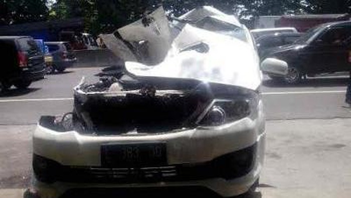 Fortuner ringsek usai menabrak truk di Tol Waru-Perak.