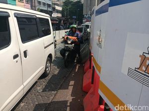 Jalan Ciledug Raya Macet Parah, Penjual Kopi dan Rujak Malah Ketiban Cuan