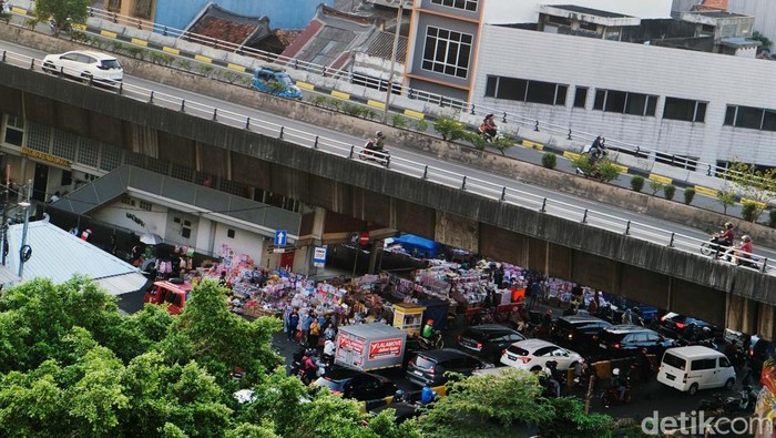 Siapa yang tak kenal dengan Pasar Asemka? Sejak masa kolonial Belanda, Kawasan pecinan itu ditinggali oleh komunitas Tionghoa yang pada akhirnya dipakai juga untuk berniaga.