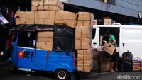 Inilah salah satu potret penjualan grosir yang dilaksanakan di Asemka. Belanja dalam jumlah besar dan menggunakan moda transportasi bajaj.