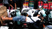 Gedung Pasar Asemka sudah ada sejak 1989. Pembangunannya bersamaan dengan pembangunan Pasar Pagi Mangga Dua. Pedagang di Pasar Asemka terbagi di beberapa tempat seperti di Gedung Biru, Kolong Jembatan dan beberapa kios yang ada di sekitar gedung biru Pasar Asemka.