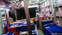 Para pembeli yang datang ke Pasar Asemka berasal dari berbagai daerah di Indonesia, jika sudah berlangganan biasanya para pembeli cukup berkomunikasi langsung dengan pedagang kemudian barang-barang tersebut dikirim dengan menggunakan jasa ekspedisi tanpa harus datang langsung kesana.