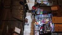 Barang-barang yang dijual di Pasar Asemka biasanya dijual dalam partai besar atau grosir, namun beberapa toko juga membolehkan pembelian satuan dengan konsekuensi harganya lebih mahal dibanding dengan pembelian partai besar.