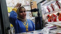 Salah satu penjual aksesoris ini pun tetap mengikuti tren dengan berjualan online melalui e-commerce ataupun sosial media miliknya pribadi.