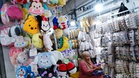 Setelah itu, imej Pasar Asemka pun berubah menjadi pasar yang menjual barang-barang grosiran dan mainan anak-anak. Meski ditengah gempuran belanja Online, para Pedagang di Pasar Asemka masih bisa bertahan hingga kini.
