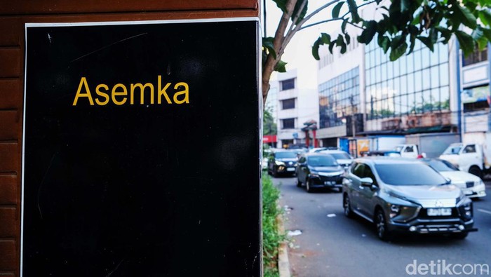 Siapa yang tak kenal dengan Pasar Asemka? Sejak masa kolonial Belanda, Kawasan pecinan itu ditinggali oleh komunitas Tionghoa yang pada akhirnya dipakai juga untuk berniaga.