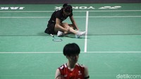 Gregoria perlahan mendapat poin satu demi satu, namun Wang sudah terlalu jauh. Ia hanya bisa meraih enam poin sebelum Wang mengunci gim pertama dengan skor 21-8 dalam waktu sekitar 15 menit.