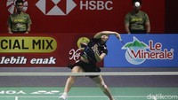 Gregoria melakukan smash.
