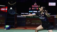 Gregoria berupaya bangkit di gim kedua.