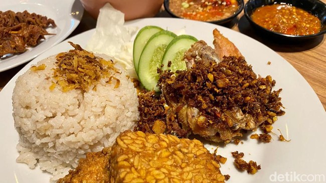 Kenikmatan Ayam Goreng Legendaris