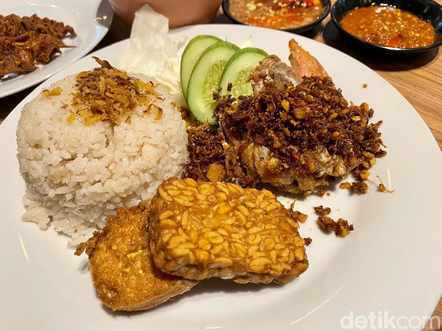 Kenikmatan Ayam Goreng Legendaris