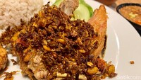 Ayam goreng tjap Banteng dimasak dengan teknik ungkep, memakai sedikit air dan dilakukan selama satu jam lebih. Foto: detikFood