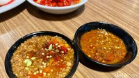 Ayam goreng disajikan dengan sambal kacang dan sambal bawang yang diberi air  jeruk nipis yang segar.  Foto: detikFood