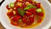 Jangan lewatkan juga Sambal Cabe Pete Udang, berupa tumisan udang kecil, rajangan cabe merah besar, pete dan bawang merah. Pedas segar rasanya! Foto: detikFood