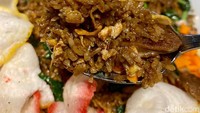 Salah satunya Nasi Goreng Spesial yang tak kalah enak. Lengkap dengan telur dan topping ayam serta bakso melimpah. Foto: detikFood