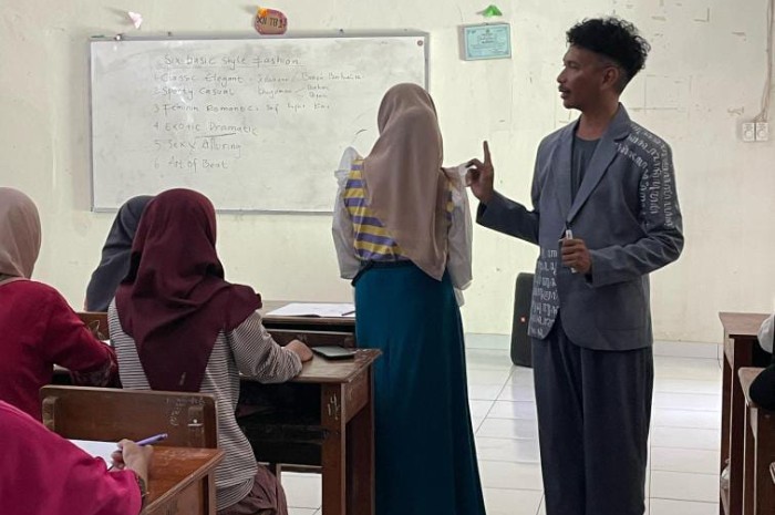 Guru SMKN 1 Pandak, Indra Gunawan memberi penjelasan pada siswa-siswanya di dalam kelas