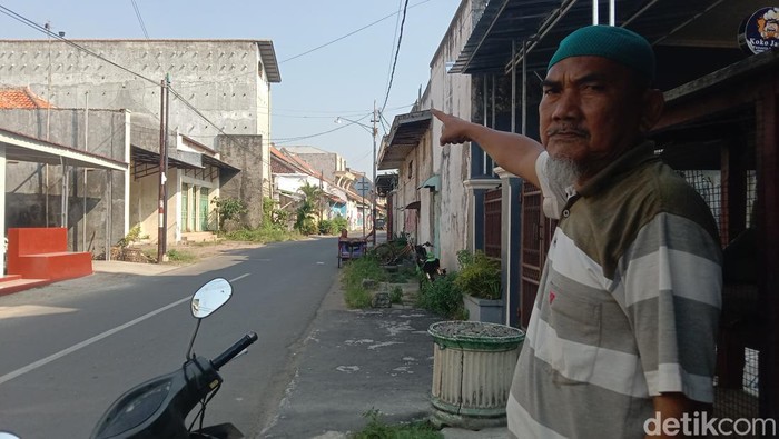 Herman saat menunjukkan kawasan pecinan di Indramayu