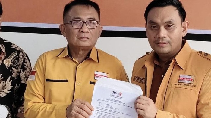 Ketua Hanura Parepare Hermanto (kanan) saat menerima rekomendasi maju di Pilwalkot Parepare.