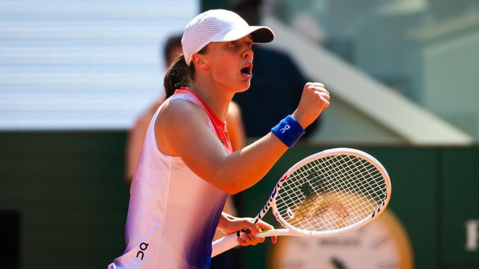 PARIS, FRANCE - JUNE 06: Iga Swiatek of Poland celebrates against Coco Gauff of the United States during the Womens Singles Semi-Final match on Day 12 of the French Open at Roland Garros on June 06, 2024 in Paris, France (Photo by Robert Prange/Getty Images)