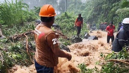 BPBD Klungkung menangani longsor di Desa Besan, Kecamatan Dawan, Klungkung, Bali, Jumat (7/6/2024).