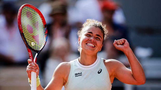 PARIS, FRANCE - JUNE 6: Jasmine Paolini of Italy celebrates after winning her match against Mirra Andreeva in the women's singles semifinals of the French Open - Day 12 at Roland Garros on June 6, 2024 in Paris, France. (Photo by Antonio Borga/Eurasia Sport Images/Getty Images)