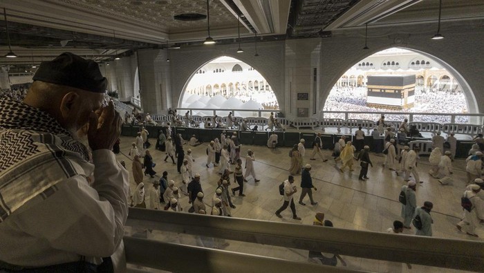 Umat Islam melaksanakan tawaf di Masjidil Haram, Makkah, Arab Saudi, Kamis (6/6/2024). Menjelang berakhirnya fase kedatangan jamaah calon haji (closing date) pada 10 Juni 2024 kondisi Masjidil Haram semakin padat oleh jamaah dari berbagai belahan dunia khususnya pada saat shalat lima waktu, PPIH Arab Saudi menghimbau jamaah Indonesia agar shalat fardu dan ibadah sunnah lainnya dapat dilakukan di mushala atau masjid di sekitar hotel. ANTARA FOTO/Sigid Kurniawan/aww.