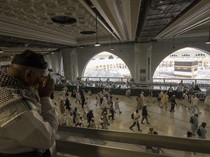 Saudi Imbau Jemaah Haji Tak Istirahat di Lorong Masjidil Haram