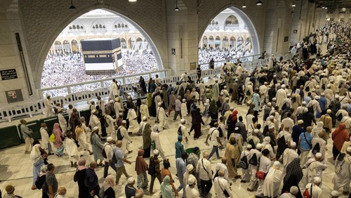 Umat Islam melaksanakan tawaf di Masjidil Haram, Makkah, Arab Saudi, Kamis (6/6/2024). Menjelang berakhirnya fase kedatangan jamaah calon haji (closing date) pada 10 Juni 2024 kondisi Masjidil Haram semakin padat oleh jamaah dari berbagai belahan dunia khususnya pada saat shalat lima waktu, PPIH Arab Saudi menghimbau jamaah Indonesia agar shalat fardu dan ibadah sunnah lainnya dapat dilakukan di mushala atau masjid di sekitar hotel. ANTARA FOTO/Sigid Kurniawan/aww.